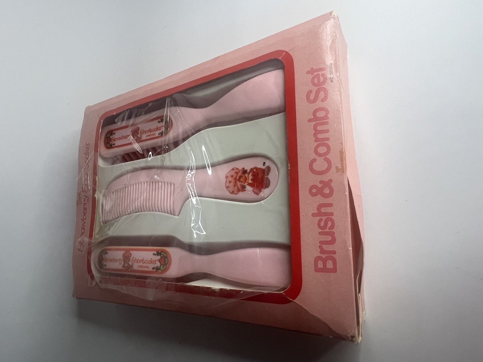 Vintage Strawberry Shortcake Doll Beauty Set Comb And brush w/ Box.