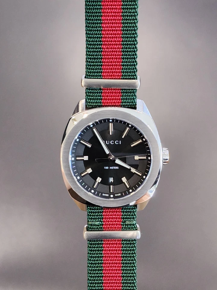 Gucci Mens GG2570 Black Dial Red and Green Nylon Strap Swiss Quartz YA142305 B&P