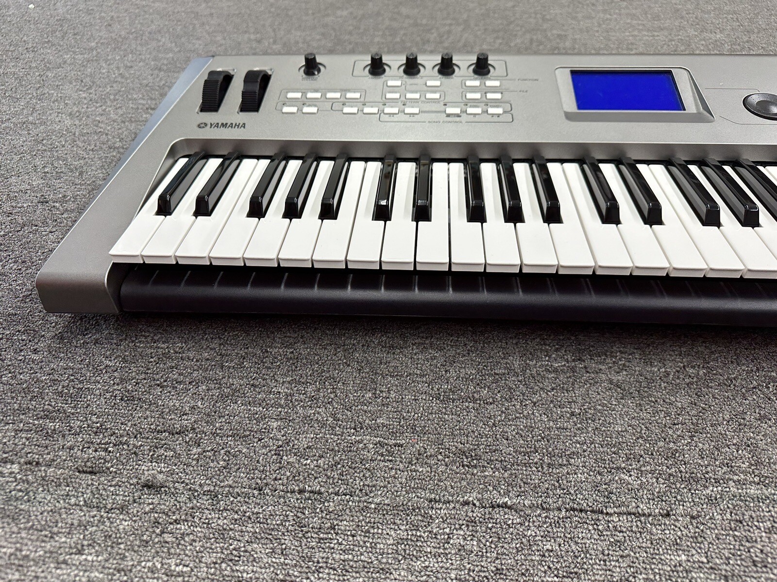 Yamaha MM6 ~ 61-Key Synthesizer Music Workstation with Power 