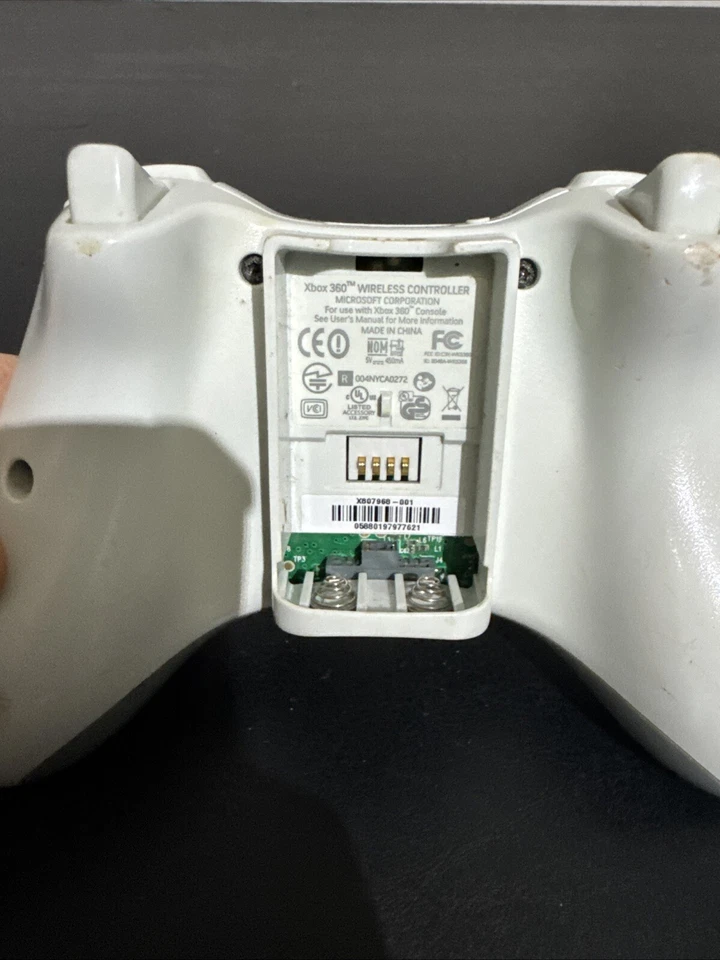 Genuine OEM White Microsoft Xbox 360 Wireless Controller No Bat. Cover PartsOnly - Image 3 of 4