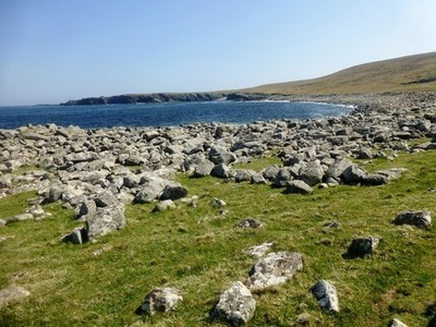 Foto A3 Hiorawick Küstenansicht Da Toon o Ham Foula (Einwohner: 30) is c2013
