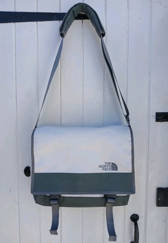 THE NORTH FACE BASE CAMP MESSENGER BAG M - WHITE AND ZINK GREY - UVP: 70£