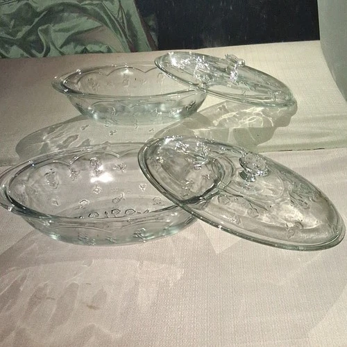 Vintage Anchor Hocking Savannah clear glass oval covered casserole dish.