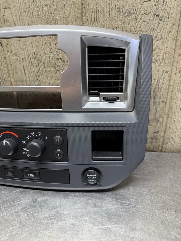 Dodge Ram 3500 Cummins 2007-2008 radio bisel con control de clima e interruptores OEM Foto 4 de 4