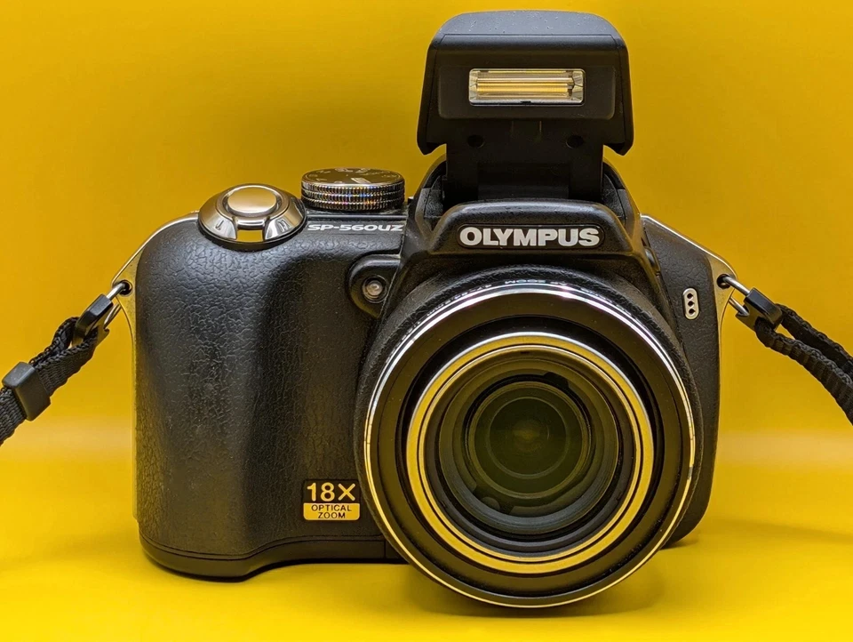 Olympus SP-560UZ 8mp CCD Camera Working with case  takes Duracell AA batteries - Image 2 of 4