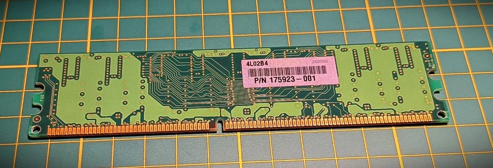 RAM Samsung 128MB DDR PC2100U 266MHz CL2.5 DIMM Legacy Desktop - Immagine 2 di 2