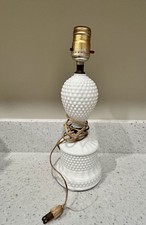 Lámpara de mesa eléctrica vintage blanca Hobnail de vidrio con leche sin pantalla/bombilla Leviton funciona