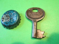 Antique YALE 152 Old SINGLE Bit Steamer Chest Padlock LOCK Trunk Lever Key