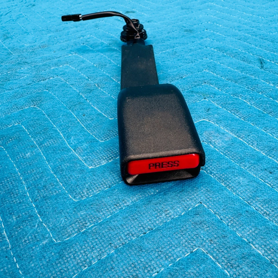 Pretensor de hebilla de cinturón de seguridad delantero izquierdo Infiniti M56 M37 Q70 OEM 100127CL 127K Foto 2 de 4