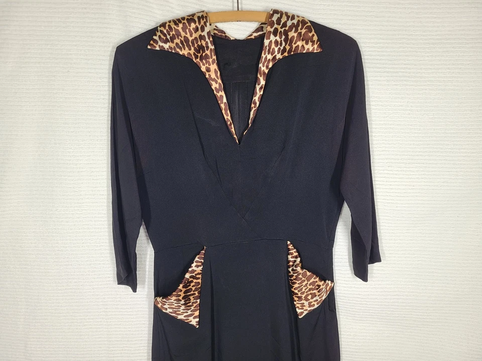 Vestido De Colección Años 50 Leopardo Satinado Negro Bolsillos Pico Pinup Original Estampado Guepardo Raro Foto 4 de 4