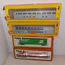 HO Lot of 4 Vintage Silver Streak ocomotive And 3 Cars BN 339E Santa Fe 576 724