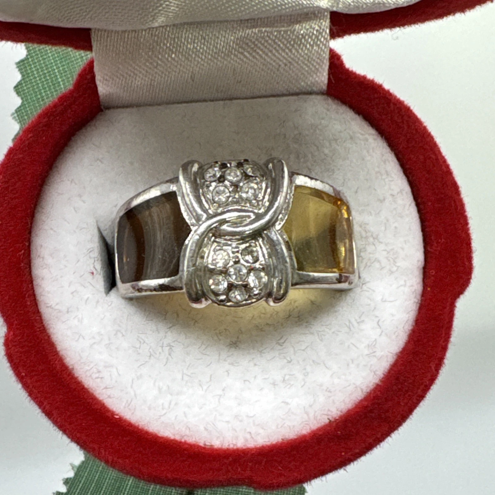 Bague vintage fantaisie avec strass. Taille 54.