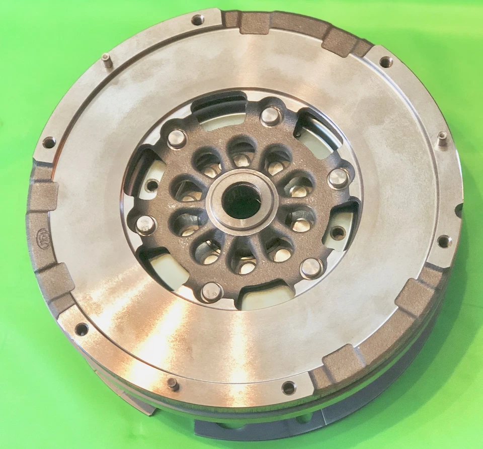 2008-2015 Audi S4 S5 B8 3.0T&4.2L OEM DMF Flywheel+Clutch Kit - Image 3 of 4