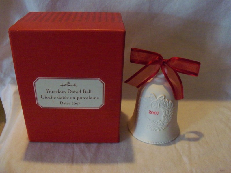 2007 HALLMARK KEEPSAKE PORCELAIN DATED BELL ORNAMENT IN BOX