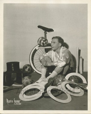 Junge Foy Gaukler mit Stock im Mund Ball Einrad Fahrrad Antik Zirkus Kunst Foto