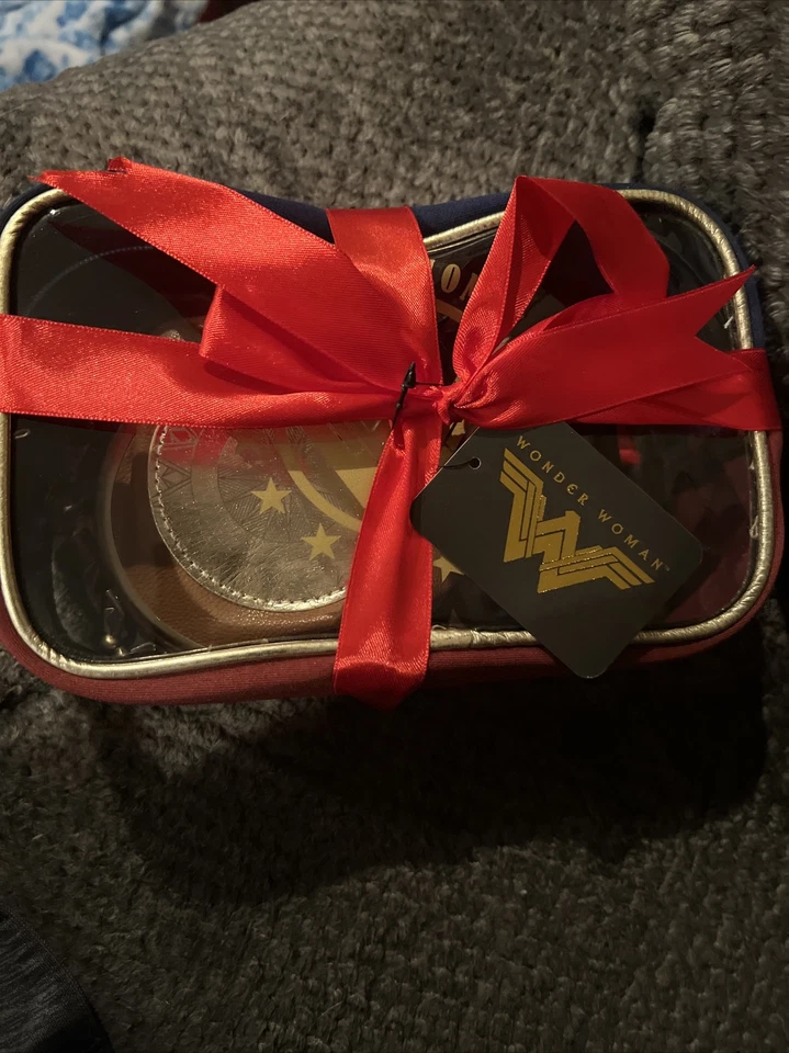 Wonder Woman Cosmetic Bag 3 Piece Gift Set Makeup Case, Zip Wallet & Coin - Image 2 of 3