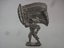 Stara cynowa figurka / muszkieter z flagą - niepomalowana