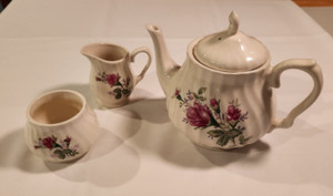 Charming Rose Patterned 4 piece Tea Pot w/lid, Sugar & Creamer