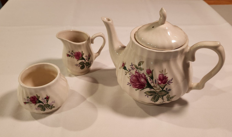Charming Rose Patterned 4 piece Tea Pot w/lid, Sugar & Creamer