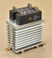 Crydom H12D4840DE-10 Dual Solid State Relay, 18- 36VDC ,DIN Rail Mount Heat Sink