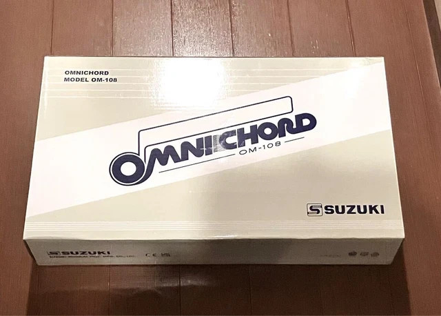 FastShipping Suzuki Omnichord OM-108 Strumplate Auto Bass Chord Elettronico Nuovo