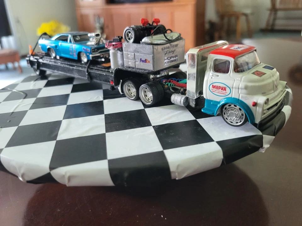 M2 Customized Mopar 1957 Dodge COE Tow Truck&1970 Plymouth GTX Drag Car 1:64 - Image 3 of 4