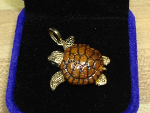 ARTISAN GREGORY GUZZI 14K SOLID GOLD & CARVED TEAK DIAMOND EYES TURTLE PENDANT!