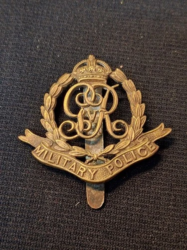 WW1 GRV MILITARY POLICE CAP BADGE IN BRASS ON SLIDER KINGS CROWN ORIGINAL
