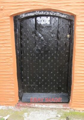 FOTOTOTÜR IN SAMMY HAKE'S COTTAGE ICH HOFFE, ES GIBT EINEN ANDEREN WEG HINEIN, DA DIES O IST