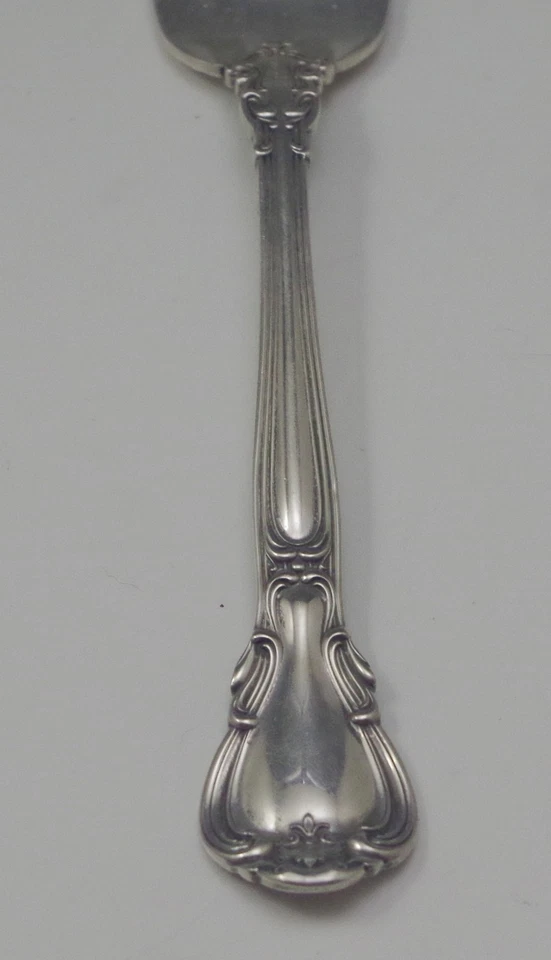 ANTIGUO TENEDOR DE SERVIR CHANTILLY DE PLATA ESTERLINA GORHAM 1895 SÓLIDO SIN MONOGRAMA Foto 2 de 4