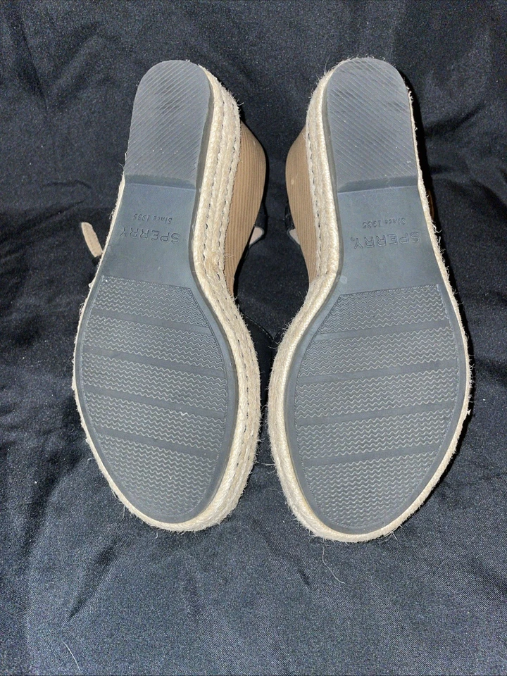 Sandalias de cuña para mujer Sperry Fairwater de felpa negras/beige. Foto 4 de 4