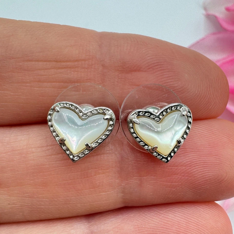 Pendientes Kendra Scott Arie Corazón Madreperla Tono Plata Delicados Firmados Foto 2 de 4
