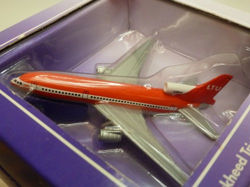 SIKU 1720 LOCKHEED TRISTAR L-1011 - SILVER 1:500 - VERY GOOD CONDITION IN BOX - Picture 2 of 5