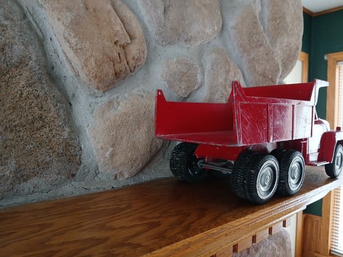 International Harvester Hydraulic Dump Truck. MFG 1960S MADE BY ERTL - Picture 6 of 13