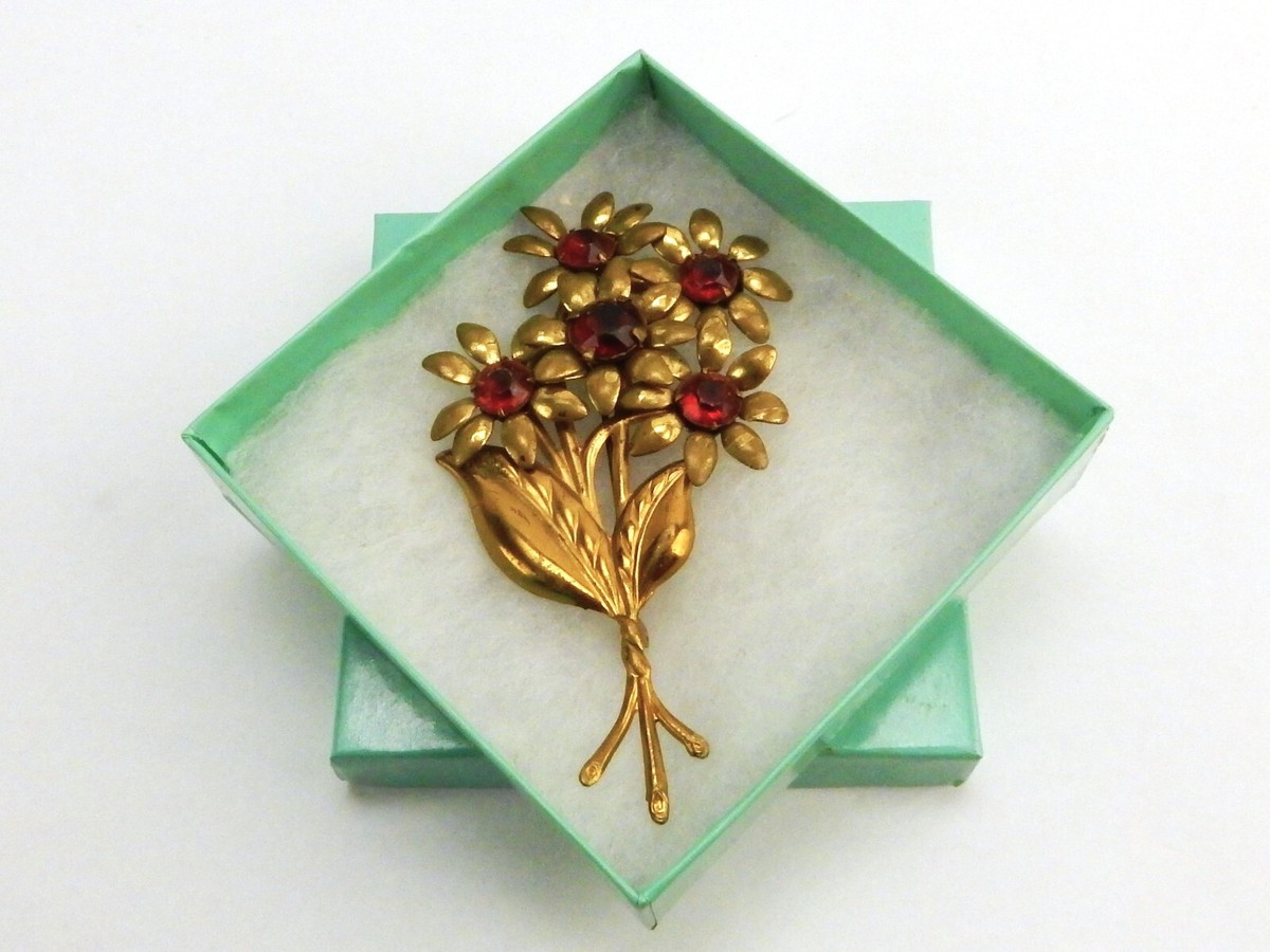 うぃーどる Gold Tone Floral Bouquet Sweater Pin, Daisies w/Red Rhinestones
