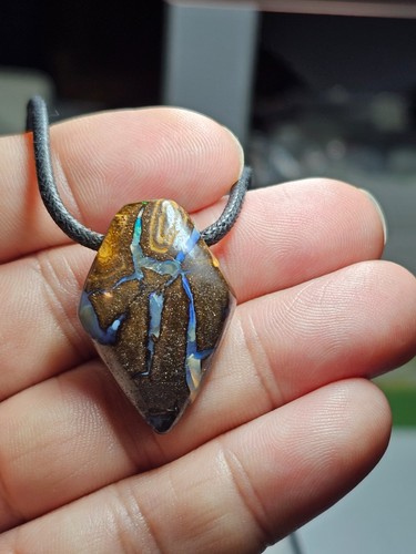 Australischer 55 kt Boulder Opal gebohrt Anhänger Stein verstellbar Halskette