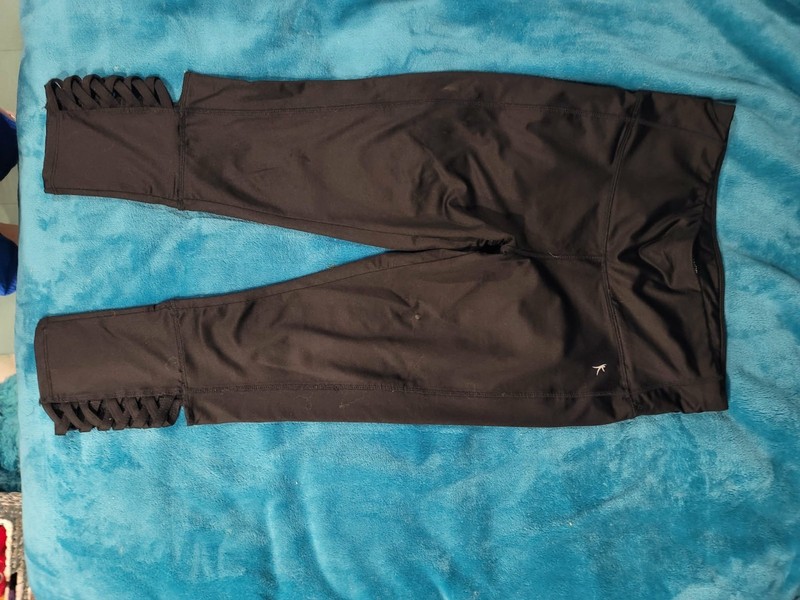 Danskin Now Moves Women's Capri Leggings Black M (8-10) Cutout Ankle Mid Rise