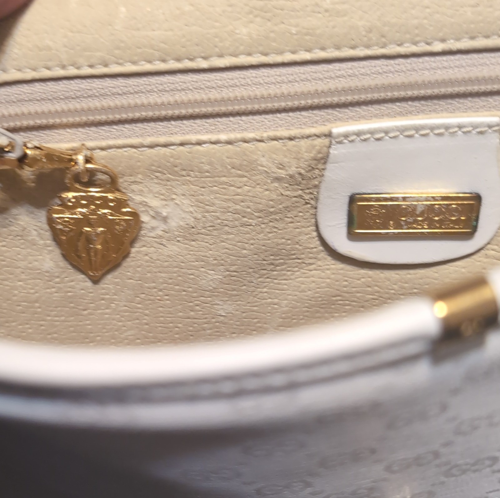 Gucci Embossed Leather Shoulder Bag White Gold Hardware Logo Accent Classic thumbnail 2