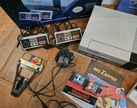 1985 Nintendo Entertainment System NES-001  w/ 2 Controllers + Ninja Turtle Game