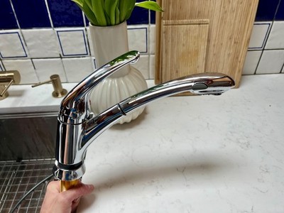 Delta Signature Pull-Out Sprayer Kitchen Faucet In Chrome 470-DST
