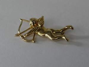 Cupid-Shooting-Bow-amp-Arrow-Pin-Brooch-Cherub-Valentine-Love-Gold-Plated