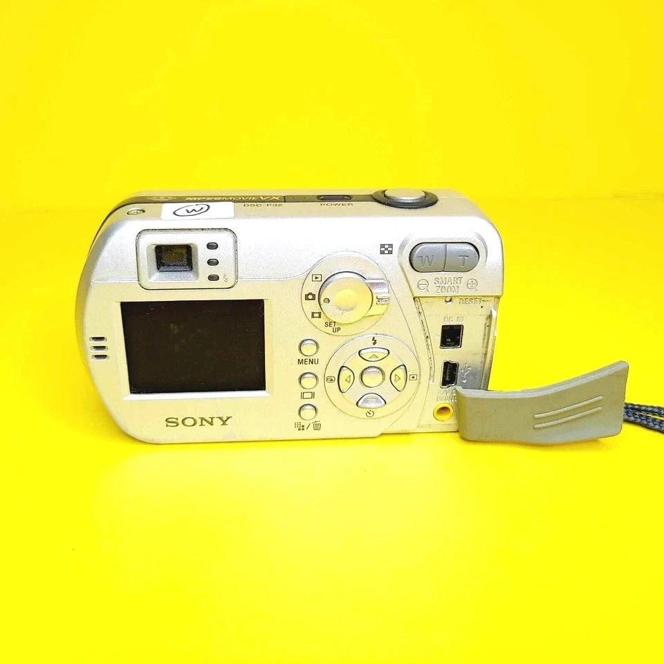 SONY CYBER-SHOT DSC-P32 COMPACT DIGITAL CAMERA AUTO FOCUS 3.2 MP SILVER 1x ZOOM - Image 2 of 4