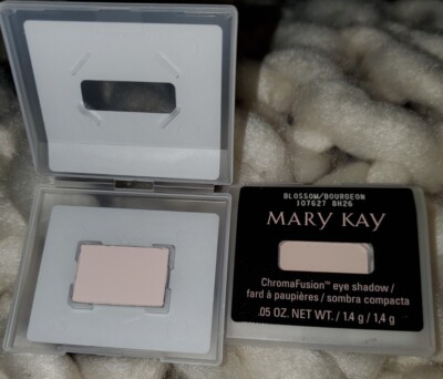 Mary Kay ChromaFusion Eye Shadow MATTE  12 hour pigment-rich hues -- Blossom