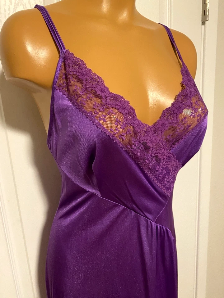 CAMISÓN LARGO DE NAILON VINTAGE AÑOS 70 VIOLETA PÚRPURA CON CANESÚ DE ENCAJE Y ESPALDA BAJA TALLA M Foto 4 de 4