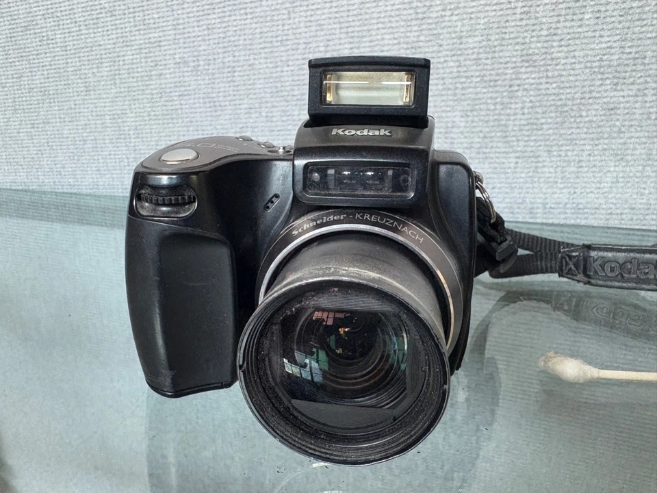 Kodak EasyShare Z7590 5 MP Digital Camera With Battery, Charger and Data Cable - Image 2 of 4