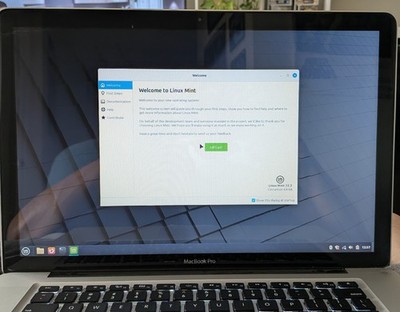 Apple MacBook Pro 15 ''  Intel Core i7 2.2 GHz 4GB 128GB SSD LINUX