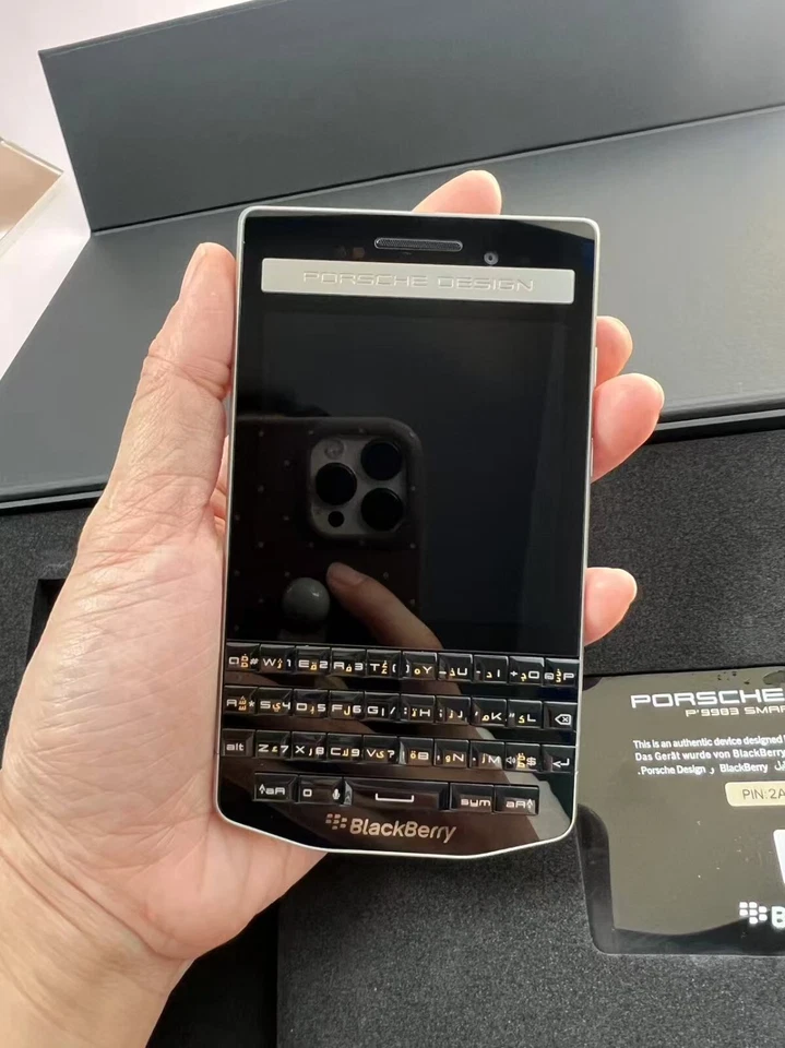 NEW BlackBerry Porsche Design P'9983 2+ 64GB unlocked luxury smart phone - Image 4 of 4