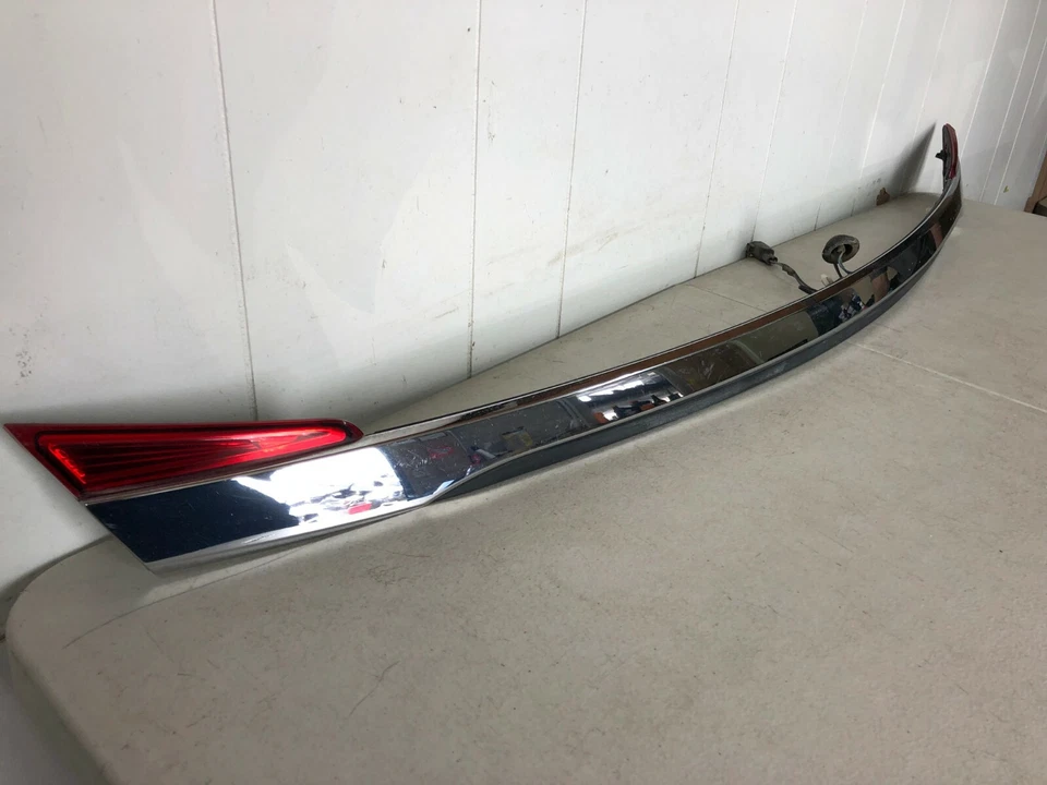 2011 2012 2013 2014 CHRYSLER 200 PAINEL ACABAMENTO PORTA-MALAS CROMADO - Imagem 2 de 4