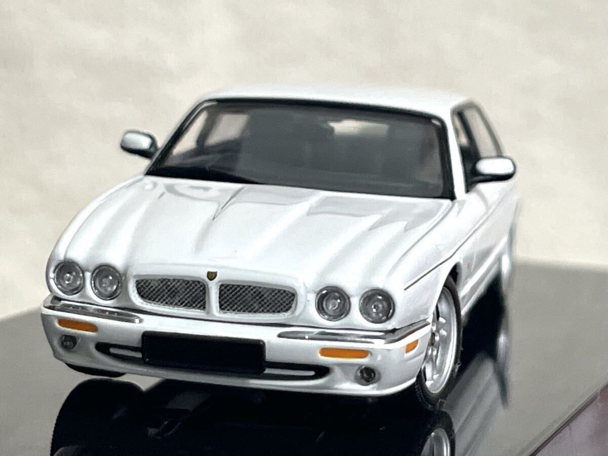 AUTOart Jaguar XJR X308 White 53602