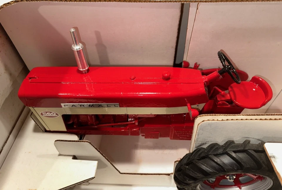 Scale Models Farmall 560 Narrow Front 1:8 Tractor Collectors Edition HUGE - Image 2 of 4